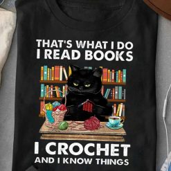 Black Cat That’s What I Do I Crochet And I Know Things Unisex T-Shirt