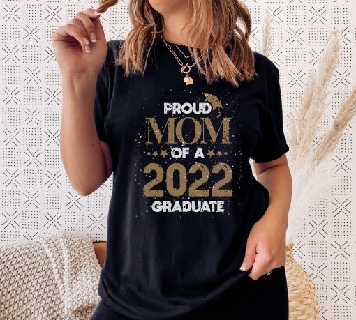 Art Style Proud Mum Of A 2022 Graduate Graduation Day Unisex T-Shirt