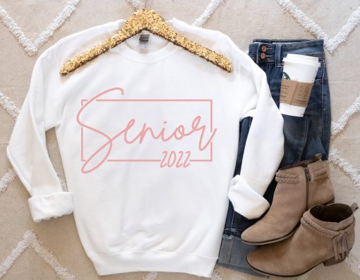 Handwritten Style Senior 2022 Sunisex Sweatshirt Graduation Day Unisex T-Shirt