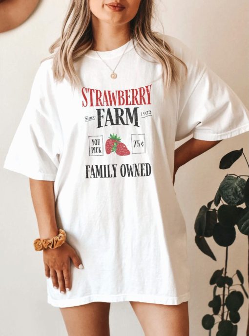 Strawberry Farm Vintage Art Unisex T-Shirt