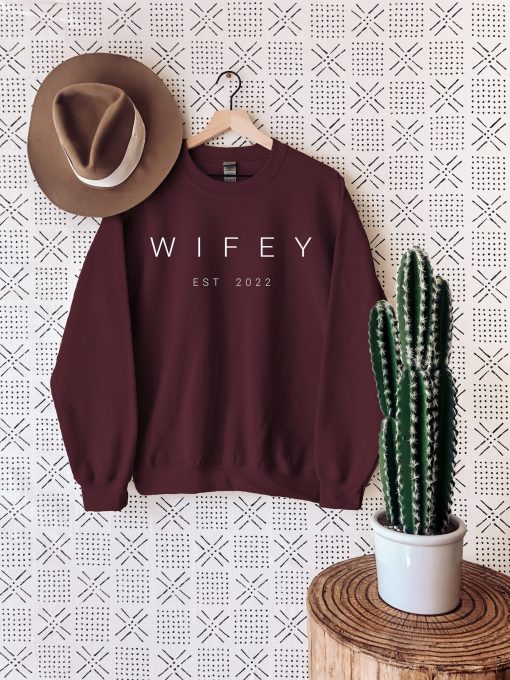 Wifey Est 2022 Classic Art Unisex Sweatshirt