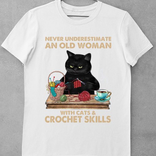 Graphic Woman Never Underestimate An Old Woman With Cats And Crochet Skills T-Shirt