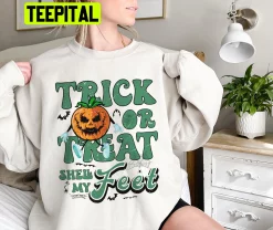 Trick Or Treat Smell My Feet Retro Pumpkin Halloween Unisex Sweatshirt