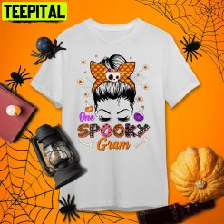 Wo Groovy One Spooky Gram Messy Bun Witch Mom Grandma Halloween Retro Art Unisex T-Shirt